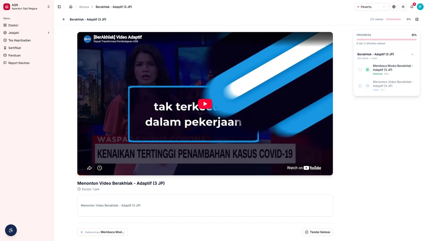 Aktivitas video sedang diputar di halaman belajar, dengan daftar modul di sisi kiri